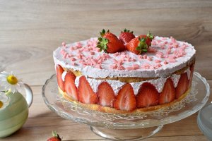 Desert tort cu iaurt si capsuni