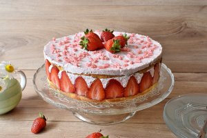 Desert tort cu iaurt si capsuni