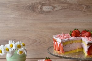 Desert tort cu iaurt si capsuni