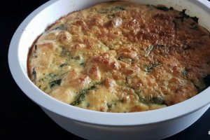 Aperitiv tarta rasturnata cu spanac, bacon si branza de capra