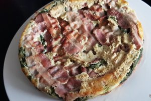 Aperitiv tarta rasturnata cu spanac, bacon si branza de capra
