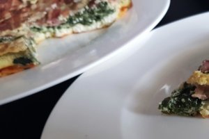 Aperitiv tarta rasturnata cu spanac, bacon si branza de capra