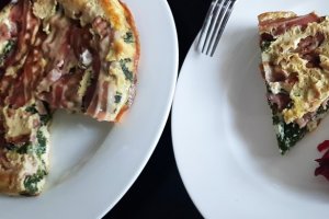 Aperitiv tarta rasturnata cu spanac, bacon si branza de capra