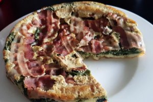 Aperitiv tarta rasturnata cu spanac, bacon si branza de capra