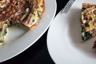 Aperitiv tarta rasturnata cu spanac, bacon si branza de capra