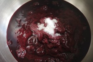 Desert chec din albusuri cu fructe confiate si sos de mure