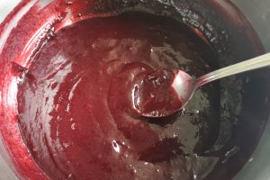 Desert chec din albusuri cu fructe confiate si sos de mure
