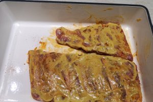 Scaricica de porc la cuptor și cartofi la friteuza cu aer cald