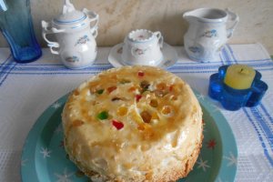 Desert crema caramel din albusuri, cu fructe confiate