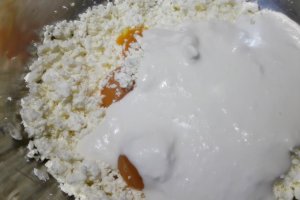 Desert prajitura pufoasa cu branza si cirese