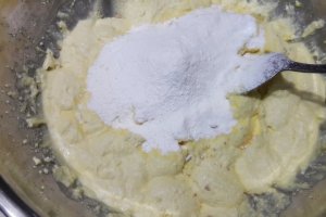 Desert prajitura pufoasa cu branza si cirese