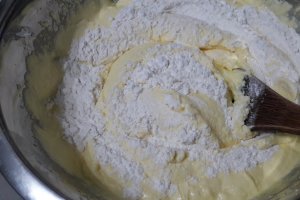 Desert prajitura pufoasa cu branza si cirese