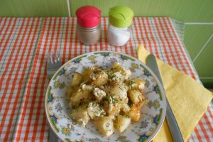 Cartofi noi cu branzeturi, la cuptor