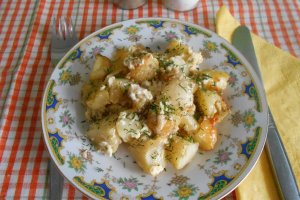 Cartofi noi cu branzeturi, la cuptor