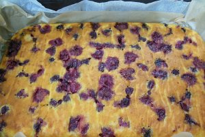 Desert prajitura cu cirese, crema de vanilie si oreo cu menta