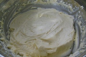 Desert prajitura cu cirese, crema de vanilie si oreo cu menta