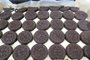 Desert prajitura cu cirese, crema de vanilie si oreo cu menta