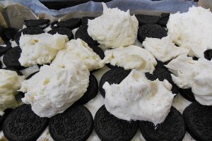 Desert prajitura cu cirese, crema de vanilie si oreo cu menta