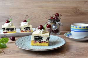 Desert prajitura cu cirese, crema de vanilie si oreo cu menta
