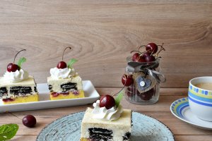 Desert prajitura cu cirese, crema de vanilie si oreo cu menta