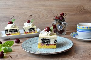 Desert prajitura cu cirese, crema de vanilie si oreo cu menta