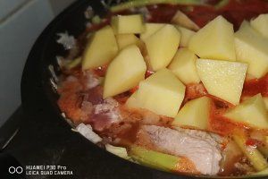 Reteta de mancare de fasole verde cu carne de porc, in suc de rosii