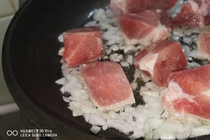 Reteta de mancare de fasole verde cu carne de porc, in suc de rosii