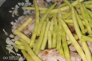 Reteta de mancare de fasole verde cu carne de porc, in suc de rosii