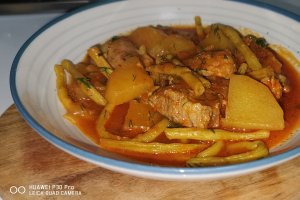 Reteta de mancare de fasole verde cu carne de porc, in suc de rosii