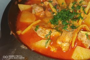 Reteta de mancare de fasole verde cu carne de porc, in suc de rosii