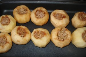 Desert mere umplute cu nuci