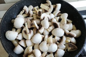 Ciuperci gratinate cu branza si sos cremos de smantana