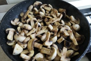 Ciuperci gratinate cu branza si sos cremos de smantana