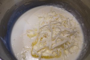 Ciuperci gratinate cu branza si sos cremos de smantana