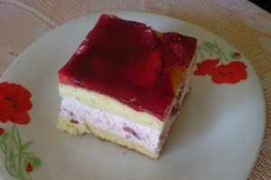 Prajitura cu capsuni, frisca si iaurt