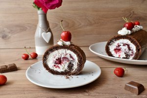 Desert rulada cu cacao si jeleu de cirese