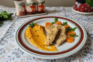 Friptura de curcan servita cu piure de cartof dulce