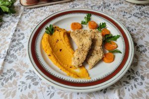 Friptura de curcan servita cu piure de cartof dulce