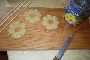 Ananas la gratar cu sos de ciocolata