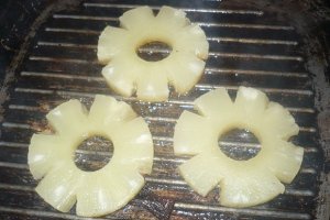 Ananas la gratar cu sos de ciocolata