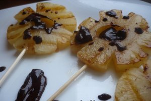 Ananas la gratar cu sos de ciocolata