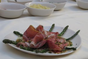 Sparanghel  cu sunca de Serrano si sos de mustar
