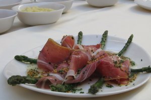 Sparanghel  cu sunca de Serrano si sos de mustar