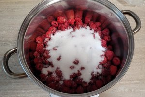 Desert prajitura in straturi, cu crema de zmeura si vanilie
