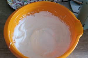 Desert prajitura in straturi, cu crema de zmeura si vanilie