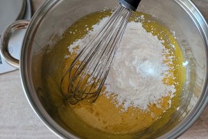 Desert prajitura in straturi, cu crema de zmeura si vanilie
