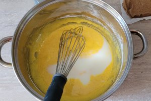 Desert prajitura in straturi, cu crema de zmeura si vanilie