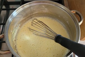 Desert prajitura in straturi, cu crema de zmeura si vanilie