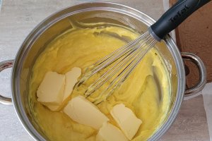 Desert prajitura in straturi, cu crema de zmeura si vanilie