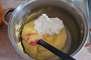Desert prajitura in straturi, cu crema de zmeura si vanilie